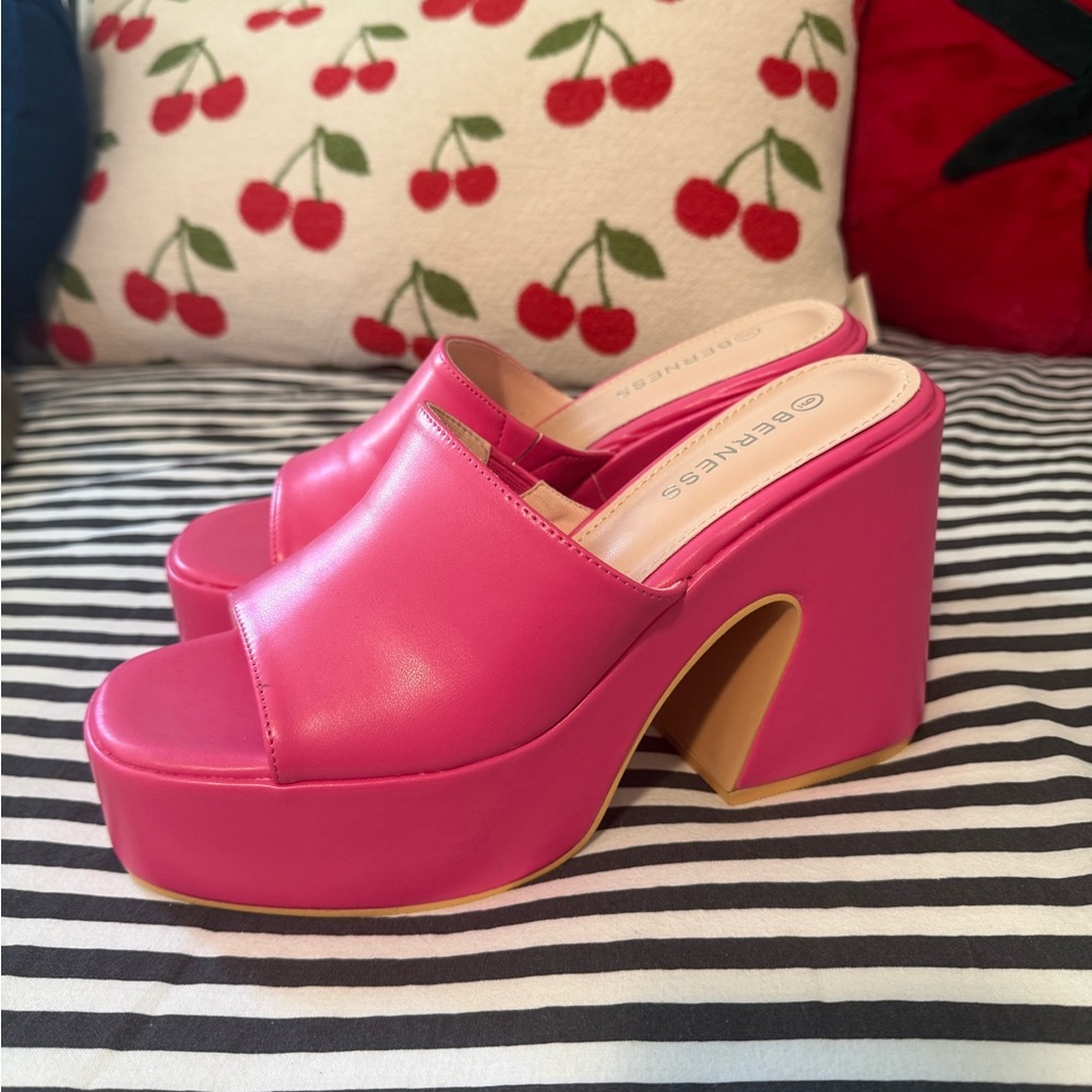 *BRAND NEW* Pink Platform Mules